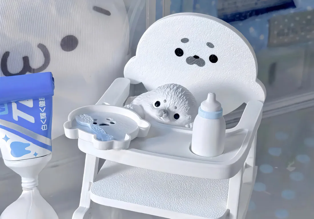3k卡通海豹宝宝壁纸|白色餐椅奶瓶背景图片 - 治愈萌系「哲风壁纸」 3k卡通海豹宝宝壁纸|白色餐椅奶瓶背景图片 - 治愈萌系「哲风壁纸」
