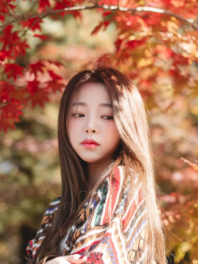 秋日少女手机壁纸｜红枫林间人像背景图片 - 暖调秋意「哲风壁纸」