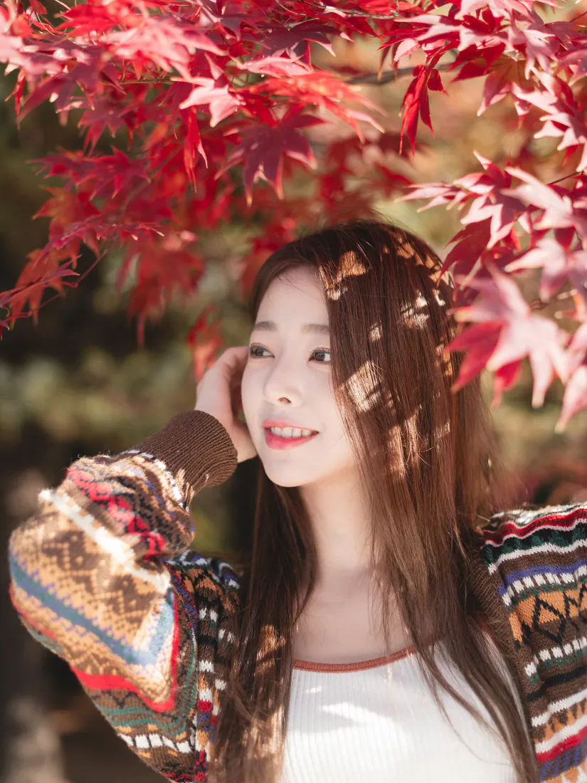 秋日红枫手机壁纸｜长发少女林间背景图片 - 清新治愈「哲风壁纸」