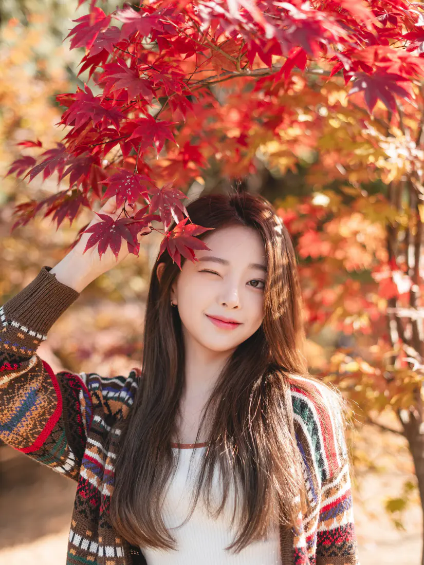 红枫少女手机壁纸｜秋日枫树下眨眼女生背景图片 - 治愈温馨「哲风壁纸」