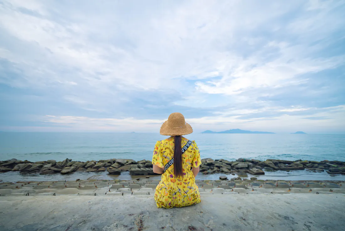 6k海边背影壁纸｜黄裙女子望海背景图片 - 清新治愈「哲风壁纸」