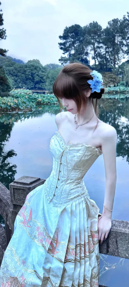 美女手机壁纸|湖畔抹胸长裙少女背景图片 - 清新森系「哲风壁纸」 美女手机壁纸|湖畔抹胸长裙少女背景图片 - 清新森系「哲风壁纸」