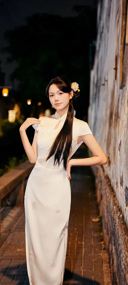 旗袍美女手机壁纸|夜晚古巷白旗袍女子背景图片 - 温婉国风夜景「哲风壁纸」 旗袍美女手机壁纸|夜晚古巷白旗袍女子背景图片 - 温婉国风夜景「哲风壁纸」