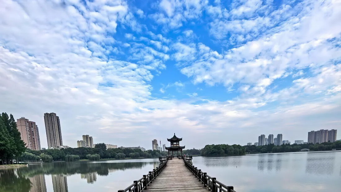 2k木桥壁纸|湖面古亭城市天际线背景图片 - 清新湖景「哲风壁纸」 2k木桥壁纸|湖面古亭城市天际线背景图片 - 清新湖景「哲风壁纸」