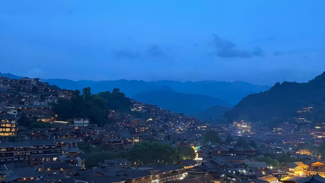 2k山城夜景壁纸｜暮色层山村落灯火背景图片 - 静谧悠远「哲风壁纸」
