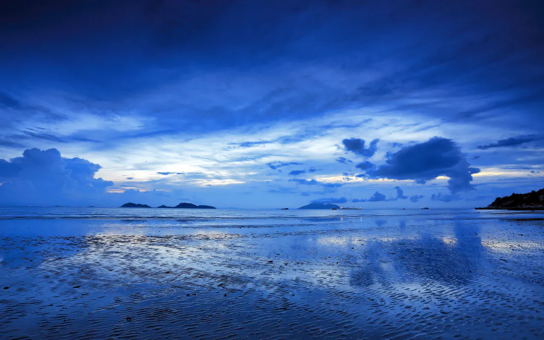 4k海洋海岸壁纸｜蓝色海面远岛云天背景图片 - 静谧海天风光「哲风壁纸」