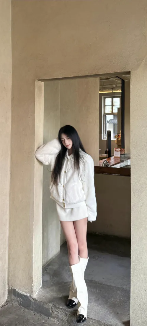🔥手机壁纸|白衣长发美女室内穿搭背景图片 - 简约日常「哲风壁纸」 🔥手机壁纸|白衣长发美女室内穿搭背景图片 - 简约日常「哲风壁纸」