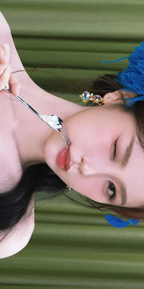 美女手机壁纸｜蓝发饰绿条纹背景图片 - 清新人像「哲风壁纸」