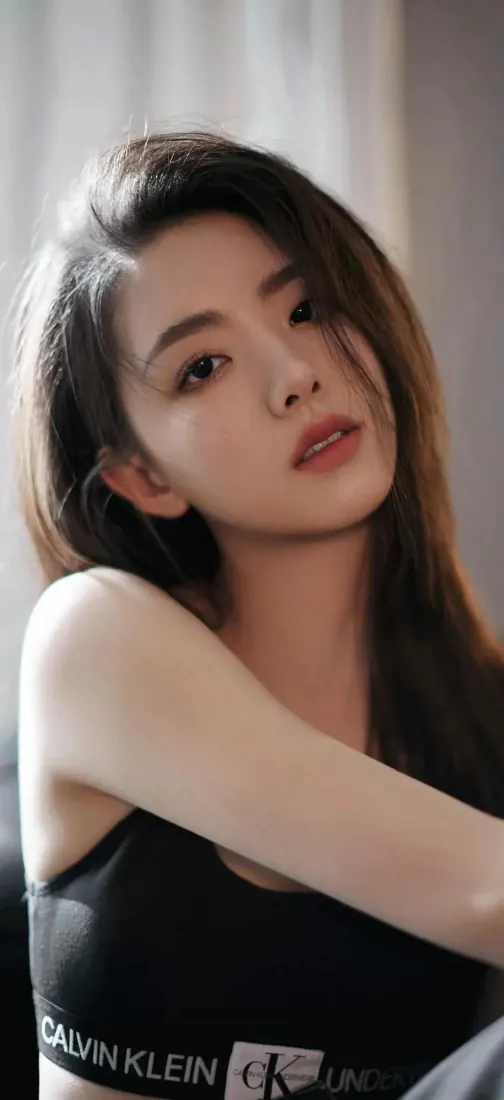 纯欲美女手机壁纸｜黑长发居家写真背景图片 - 温柔氛围感「哲风壁纸」