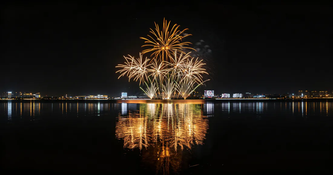 3k烟花壁纸｜湖面金色烟花夜景背景图片 - 璀璨浪漫「哲风壁纸」
