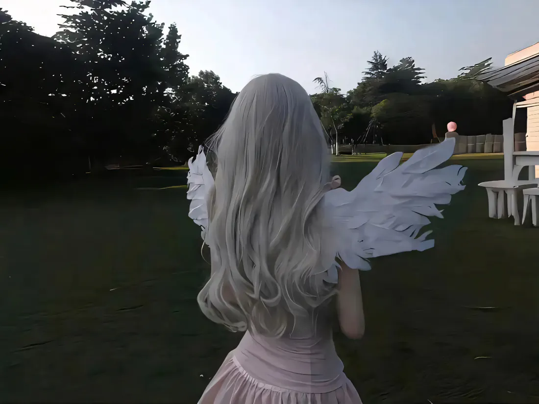 2k银发天使少女壁纸｜户外草坪背影背景图片 - 梦幻唯美「哲风壁纸」