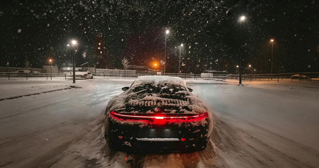3k保时捷跑车壁纸｜雪夜停车场跑车背景图片 - 静谧冬夜氛围「哲风壁纸」