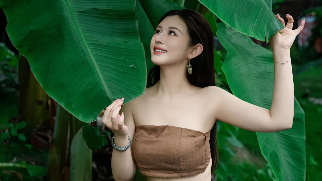 3k美女壁纸｜芭蕉叶间抹胸美女背景图片 - 清新自然「哲风壁纸」