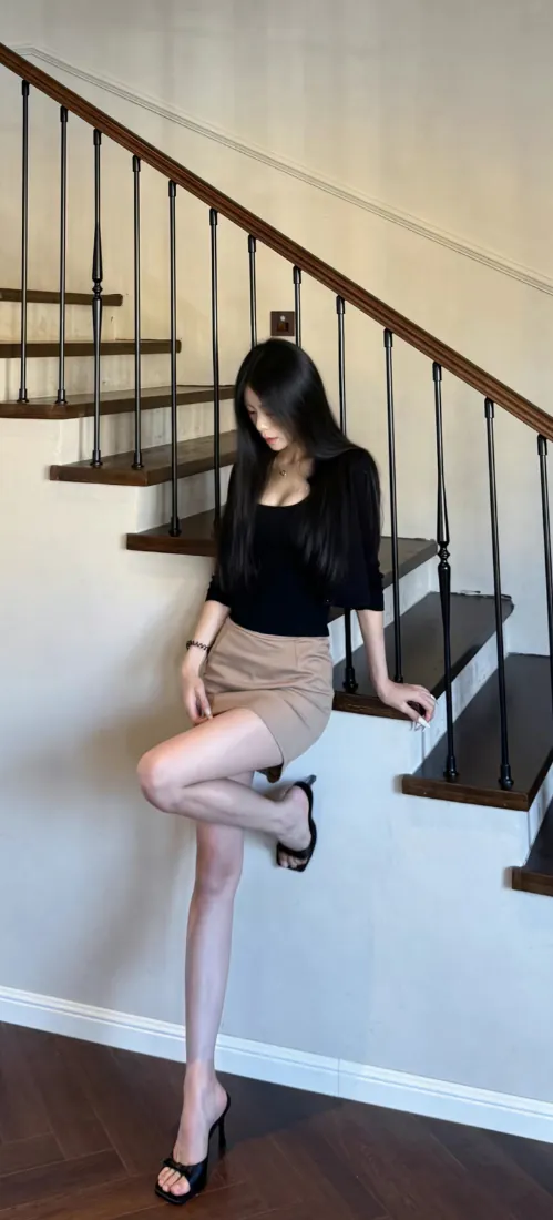 🔥手机壁纸｜楼梯间黑上衣短裙美女背景图片 - 性感居家风「哲风壁纸」