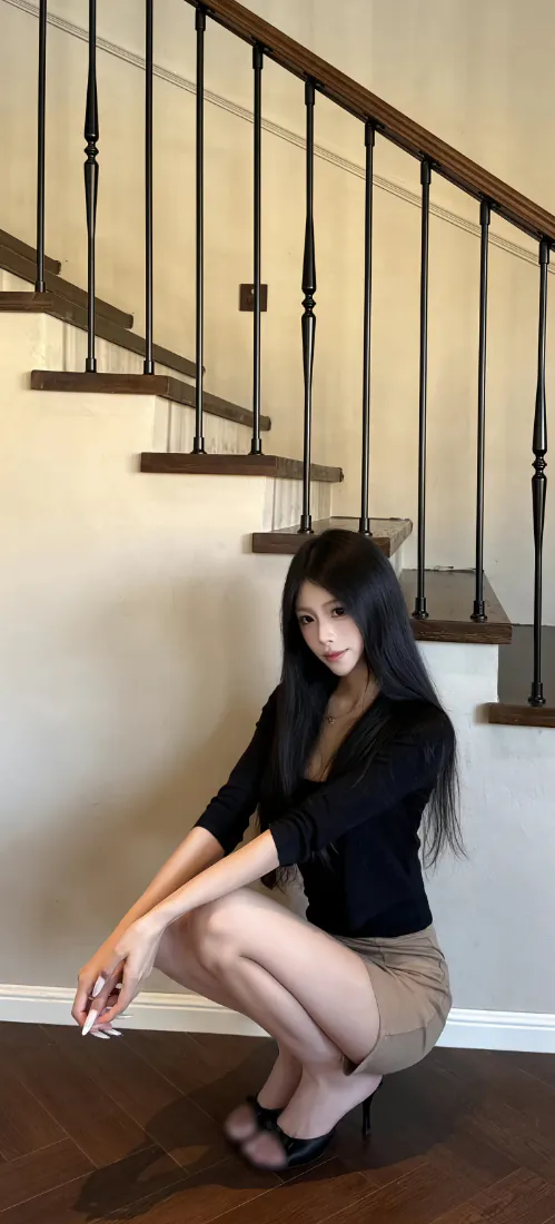 黑长直美女手机壁纸|楼梯间蹲姿写真背景图片 - 居家氛围感「哲风壁纸」 黑长直美女手机壁纸|楼梯间蹲姿写真背景图片 - 居家氛围感「哲风壁纸」