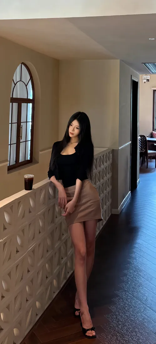 性感美女手机壁纸｜复古走廊穿搭背景图片 - 优雅氛围「哲风壁纸」