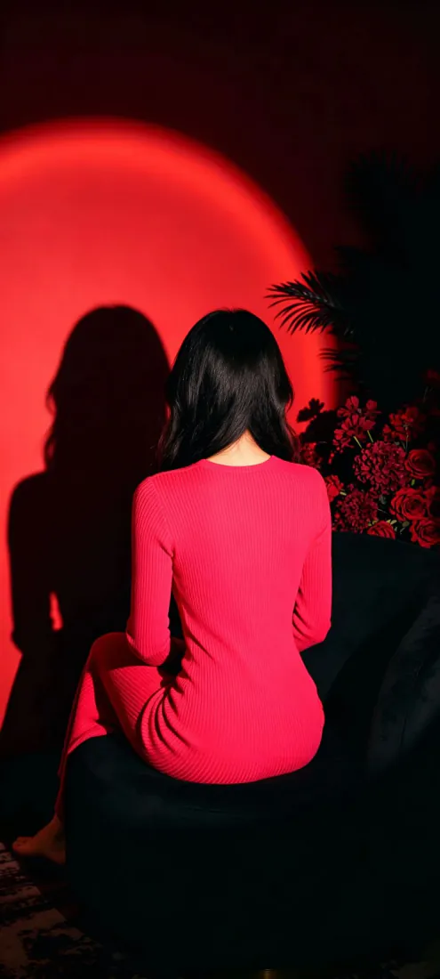 红裙背影手机壁纸｜红衣女子坐于暗调背景图片 - 氛围感写真「哲风壁纸」