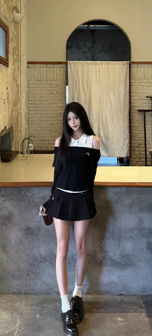 黑长直少女穿露肩黑上衣与百褶裙，站在复古咖啡馆吧台前。