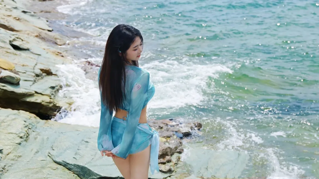 3k海边美女壁纸|蓝裙长发女生礁石海岸背景图片 - 清新夏日「哲风壁纸」 长发女生身着蓝色套装站在海边礁石上回头望向海面,海浪轻拍岸边
