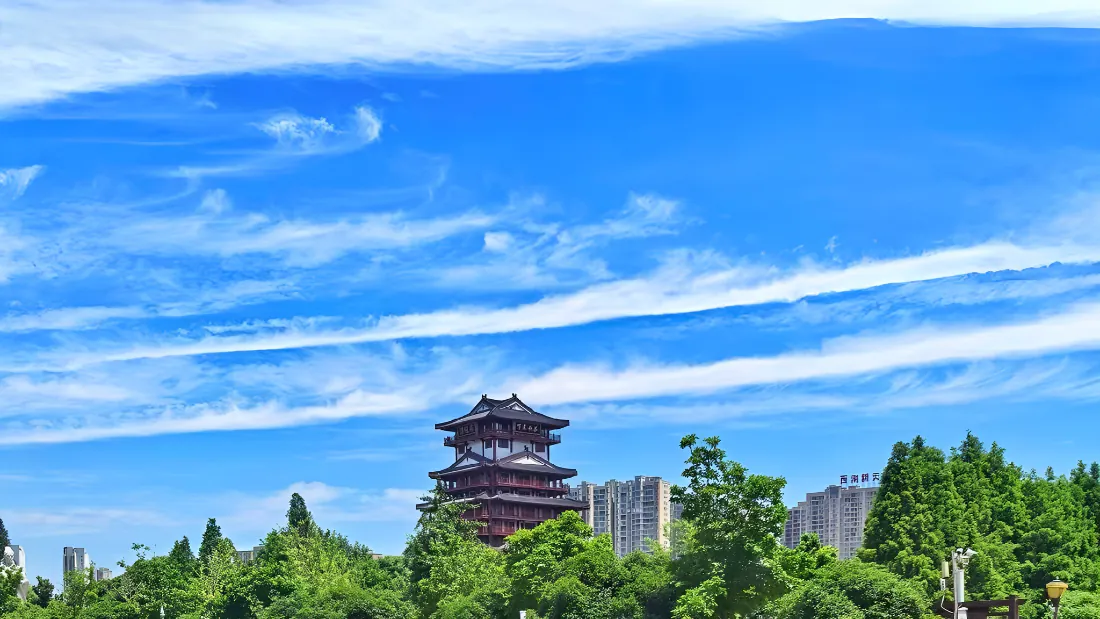 2k蓝天白云壁纸|古楼阁绿树城市背景图片 - 清新明亮风光「哲风壁纸」 晴朗白日下,大片蓝天白云下绿树掩映中式古楼阁,远处可见现代城市建筑