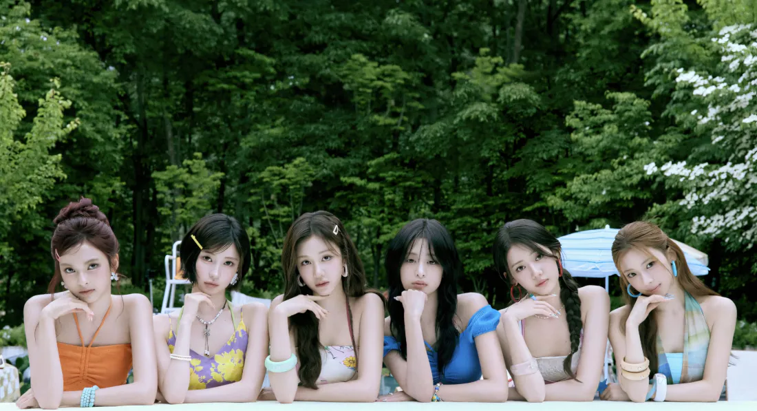 2kBABYMONSTER壁纸|夏日泳池女团写真背景图片 - 清新甜美「哲风壁纸」 六位女团成员身着夏日吊带装,在绿意树林环绕的泳池边并排倚靠,姿态清新甜美。