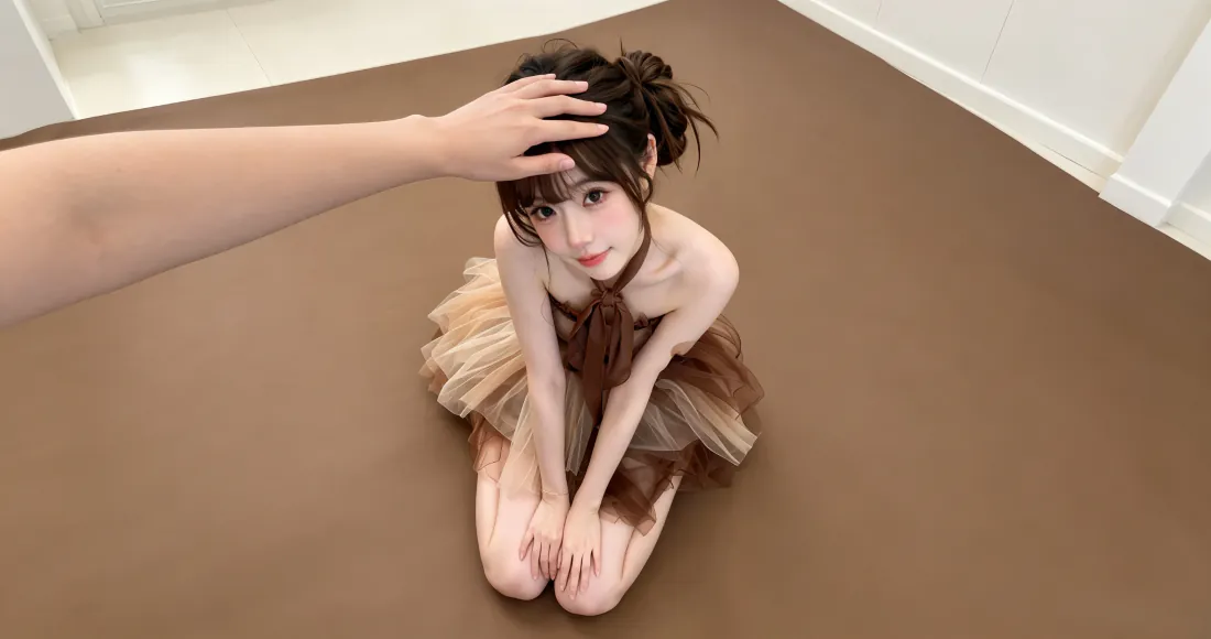3k可爱少女壁纸|俯拍跪坐纱裙少女背景图片 - 治愈温馨「哲风壁纸」 俯拍视角下,穿棕调纱裙的少女跪坐在棕色地面上,一只手从画面左侧伸出摸她的头顶。