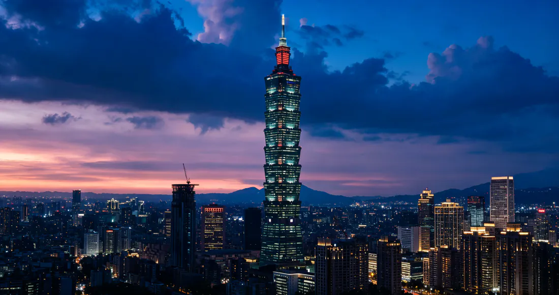 3k台北101壁纸|暮色城市天际线背景图片 - 都市夜景「哲风壁纸」 暮色下的台北城市天际线,台北101大厦矗立中央,晚霞晕染天际。