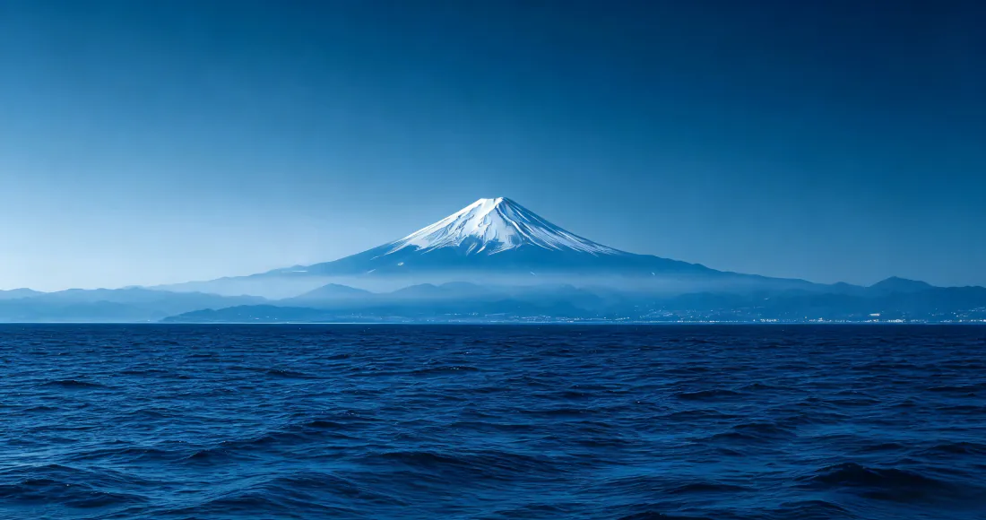 3k富士山壁纸|蓝色海面雪山远景背景图片 - 清新宁静风光「哲风壁纸」 澄澈蓝天下,深蓝色海面延伸向远方,远处富士山覆着皑皑白雪,山间萦绕薄雾。