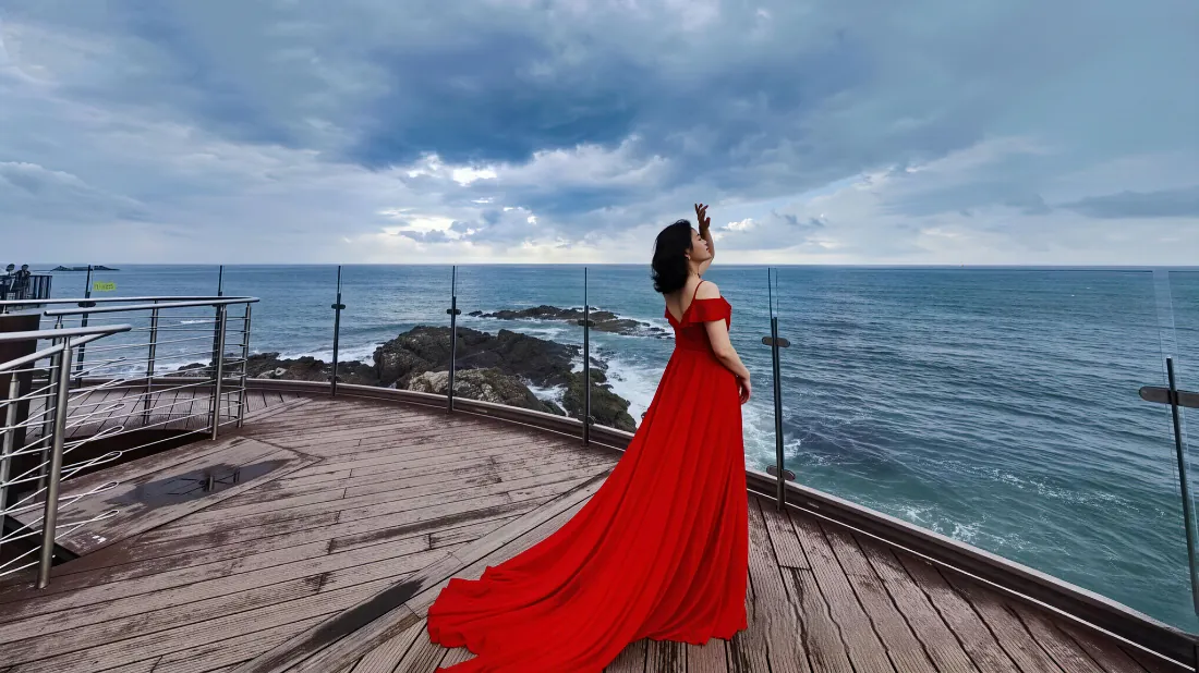2k红衣美女壁纸|海边观景台长裙背景图片 - 浪漫海景「哲风壁纸」 红衣女子站在海边木质观景台,面朝大海,红色拖尾长裙飘逸。
