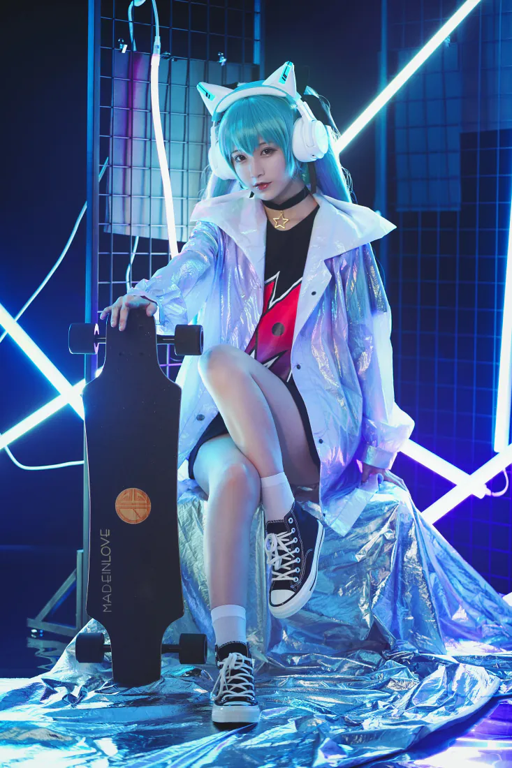 蓝发初音未来coser坐于霓虹网格场景中，手扶滑板，身着镭射外套，赛博感十足。