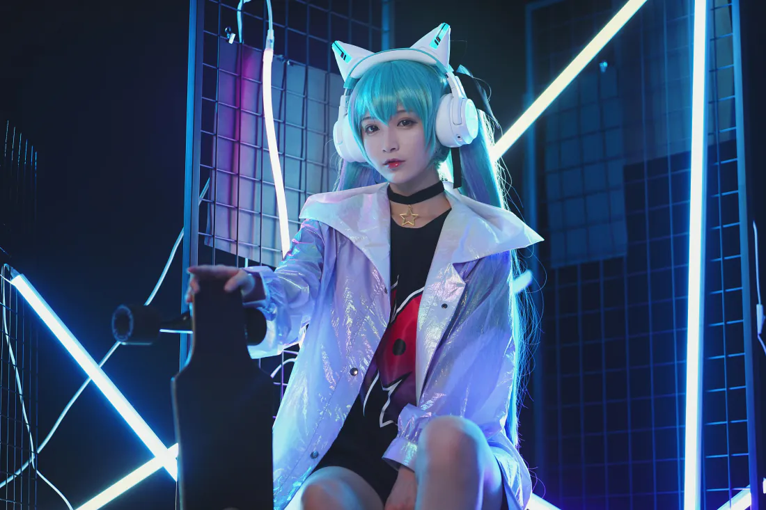 6k初音未来cos壁纸|赛博霓虹少女背景图片 - 酷炫科技感「哲风壁纸」 蓝发双马尾初音未来coser,戴猫耳耳机,在霓虹网格赛博场景中半蹲摆拍