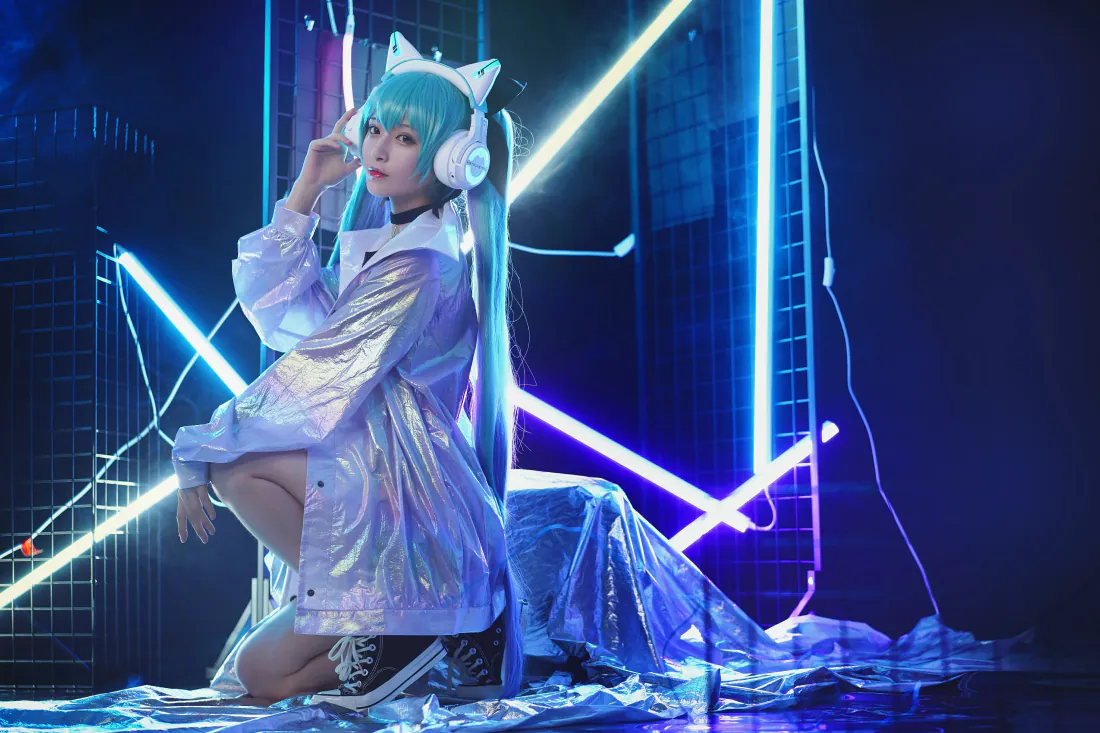 6k初音未来cos壁纸|霓虹赛博少女背景图片 - 酷炫科技感「哲风壁纸」 蓝发双马尾初音未来coser蹲在霓虹灯管环绕的赛博风暗调场景中