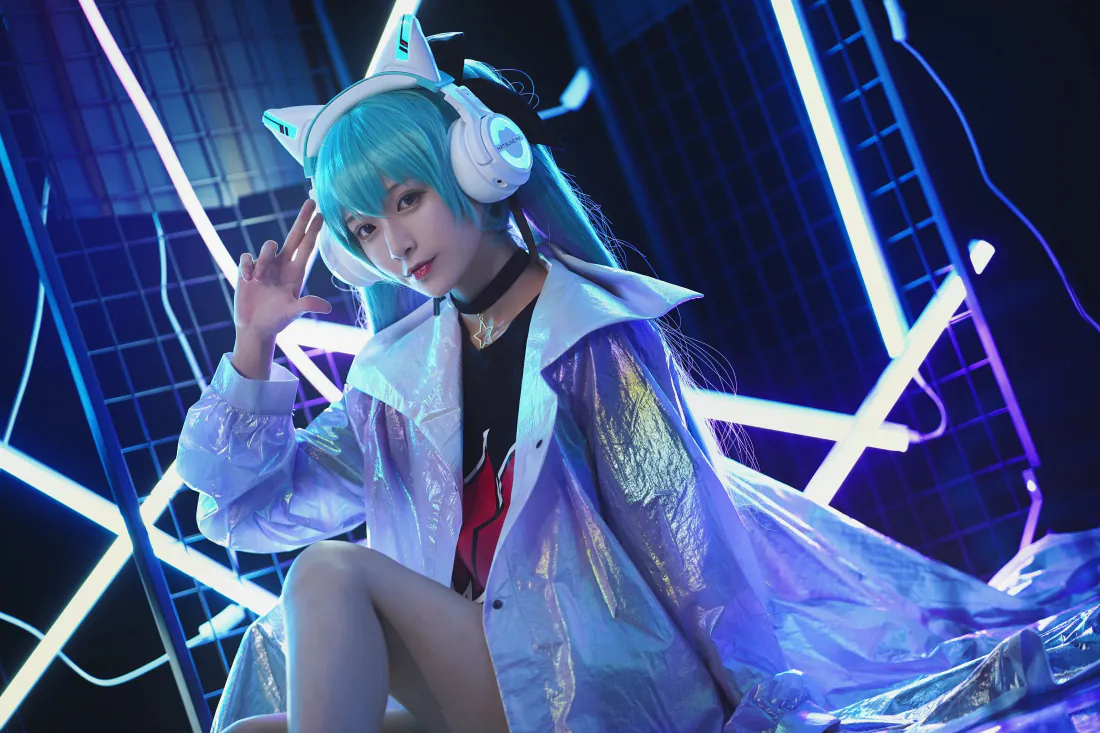 6k初音未来cos壁纸|赛博霓虹少女背景图片 - 酷炫科技感「哲风壁纸」 蓝发双马尾少女戴猫耳耳机,穿镭射外套,在霓虹赛博网格背景前抬手摆拍