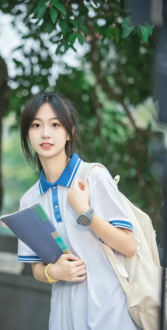 户外绿植前，穿蓝白校服的清纯女学生手持文件夹、挎帆布包，清新自然。