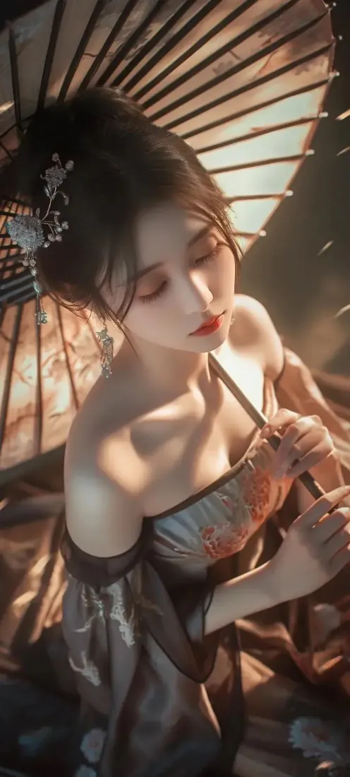 暖光下持油纸伞的汉服女子，闭眼温婉，露肩古装配古典发饰。