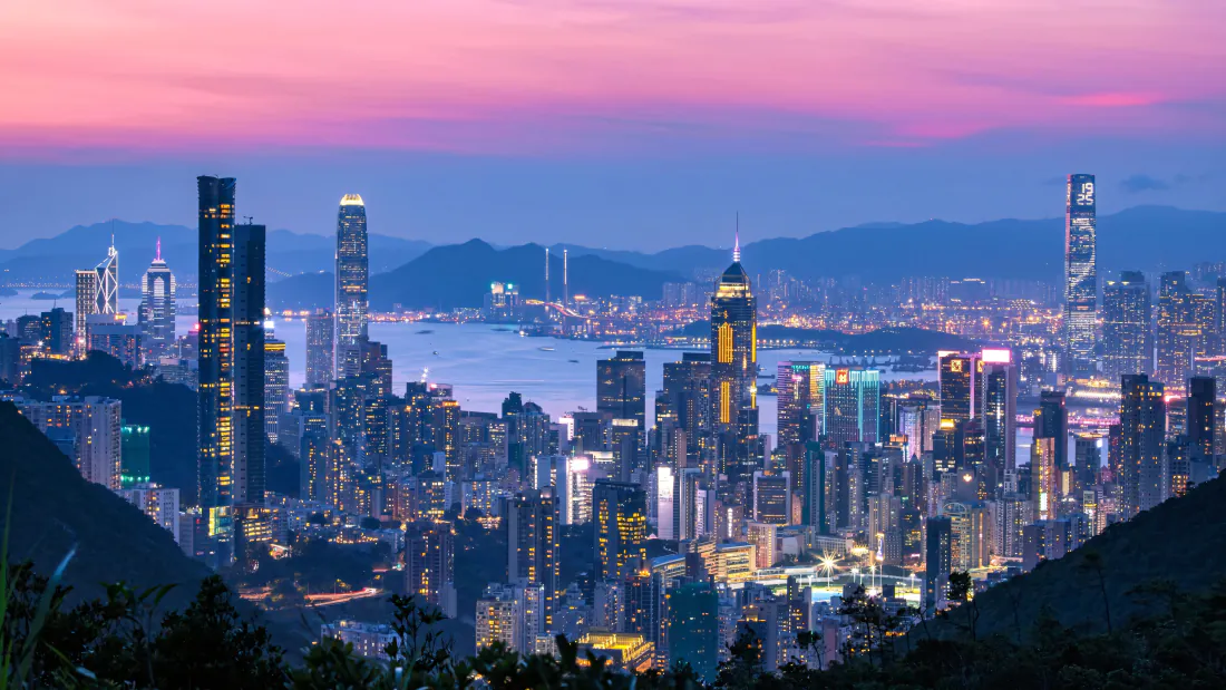 5k香港城市壁纸|维港暮色天际线背景图片 - 璀璨都市「哲风壁纸」 黄昏时分从高处俯瞰香港维多利亚港两岸密集摩天大楼与粉紫渐变晚霞。