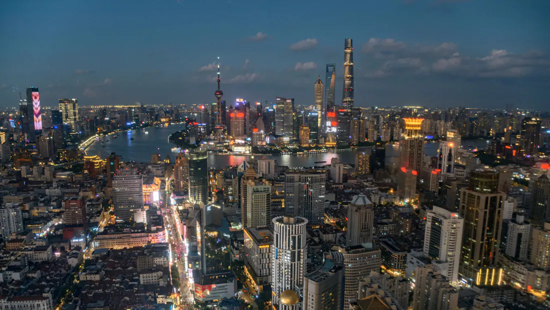 高空俯瞰上海陆家嘴夜景，黄浦江穿城，摩天楼灯火璀璨