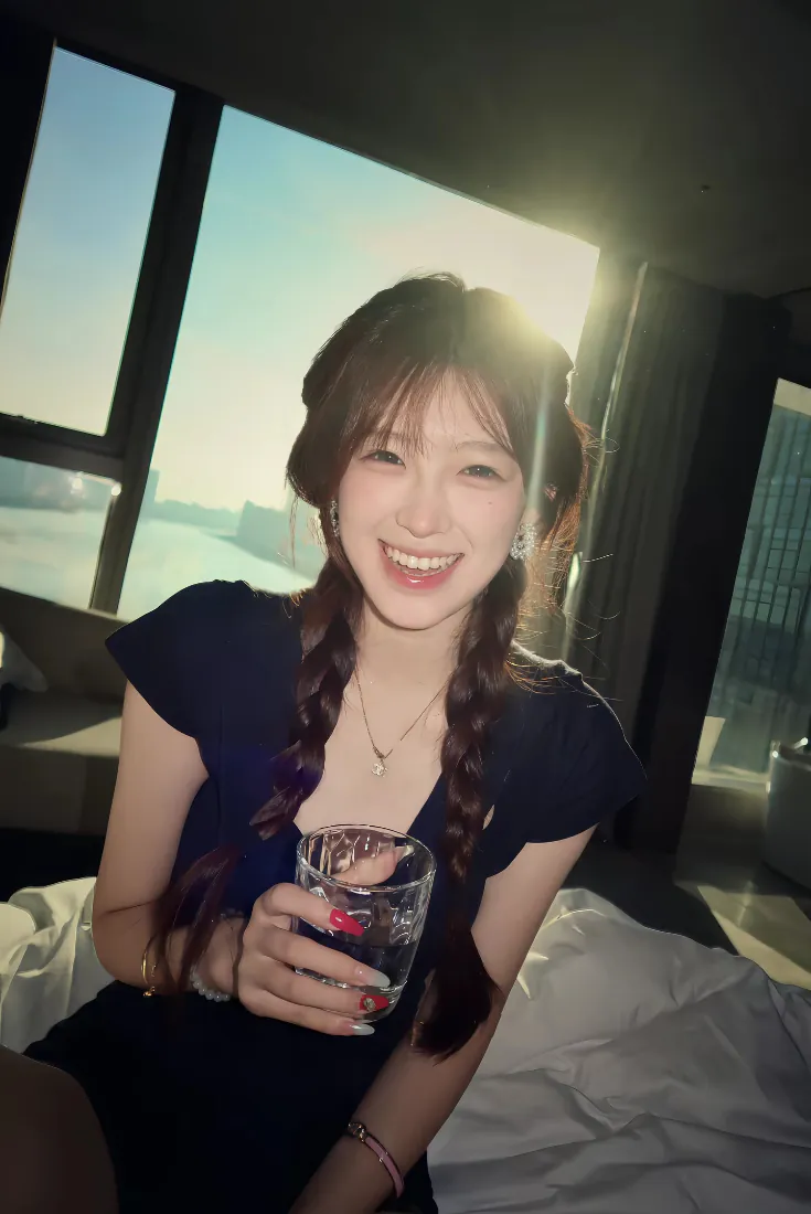 逆光窗边，麻花辫女生穿深蓝连衣裙手持玻璃杯，笑容灿烂。