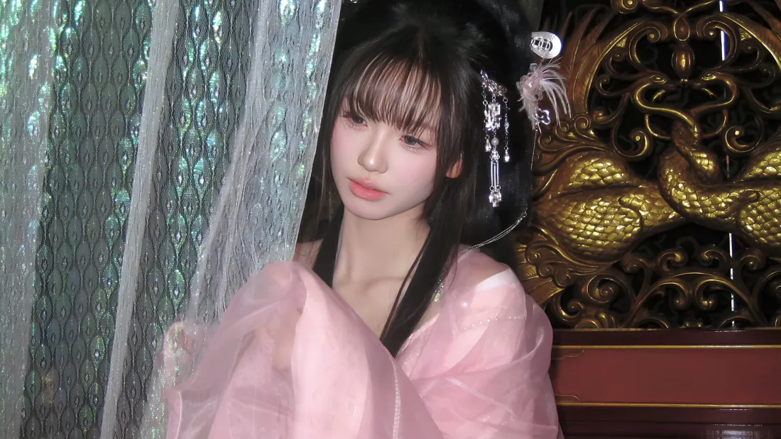 4k古风汉服美女壁纸|纱幔旁粉衣女子背景图片 - 温婉古典「哲风壁纸」 身着粉色汉服的年轻女子,立于纱幔与金色雕花屏风旁,温婉柔美。