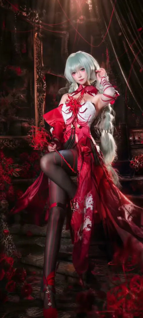 身着红白礼服黑丝的浅绿长发coser，置身暗调红花瓣环绕的复古场景中。