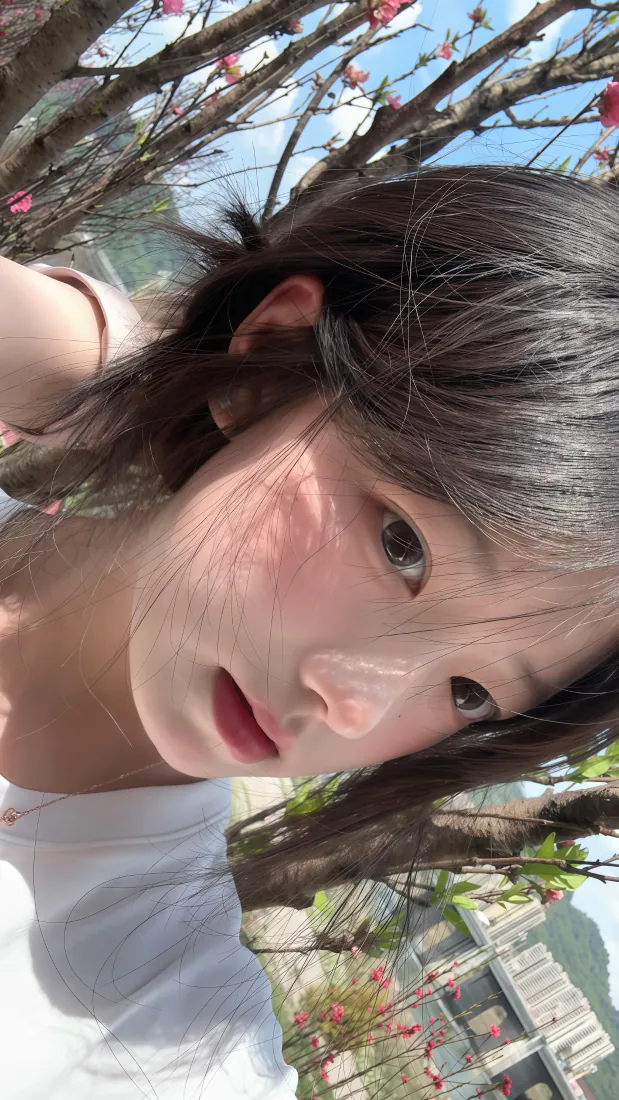 4k黑发壁纸 - 美女 - 蓝天 - 樱花「哲风壁纸」