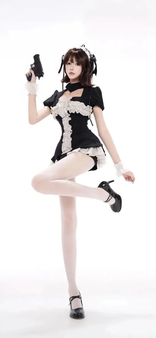 纯白影棚内，穿黑白女仆装白丝的少女单腿站立，手持手枪摆出俏皮姿势。