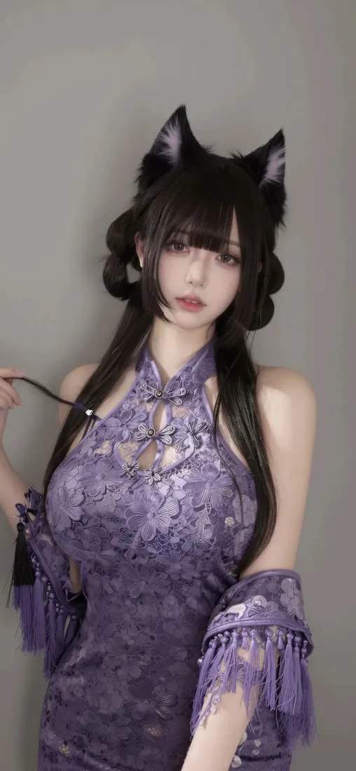 戴黑色猫耳的年轻女性身着紫色蕾丝露肩旗袍，手持发辫，背景为浅灰色纯色墙面。