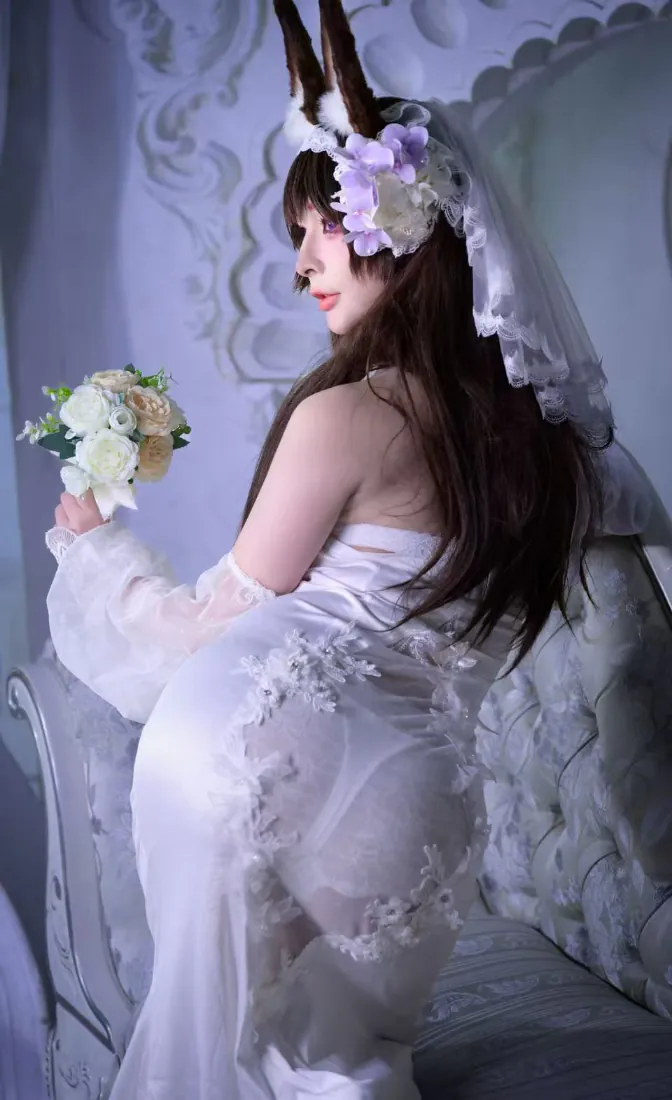 coser扮演碧蓝航线加摩尔花嫁造型，身着白色蕾丝婚纱、佩戴兽耳头纱，手持手捧花侧身回望。