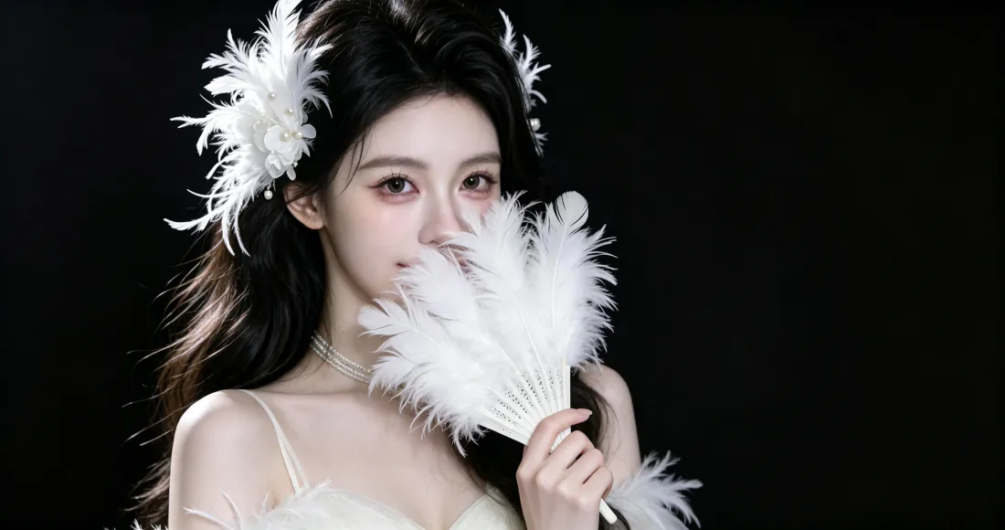 3k羽毛少女壁纸|黑底白衣女生背景图片 - 梦幻唯美写真「哲风壁纸」 黑背景前长发少女手持白色羽毛扇,头戴白色羽毛发饰,穿浅色吊带裙。