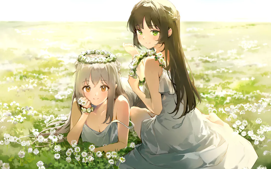 两名身着浅灰吊带裙的二次元少女，佩戴花环置身开满白色小花的春日花田中。
