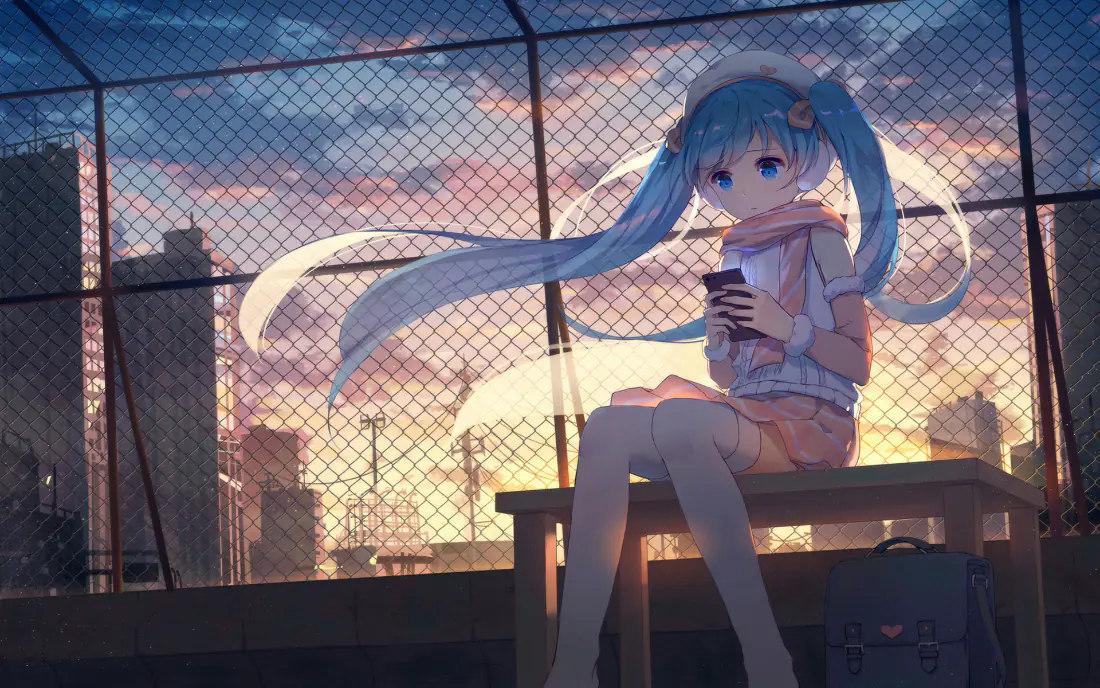 2k初音未来壁纸|天台黄昏少女背景图片 - 治愈二次元「哲风壁纸」 蓝发双马尾少女坐在天台长椅上,手持手机,身后是黄昏城市与铁丝网围栏。
