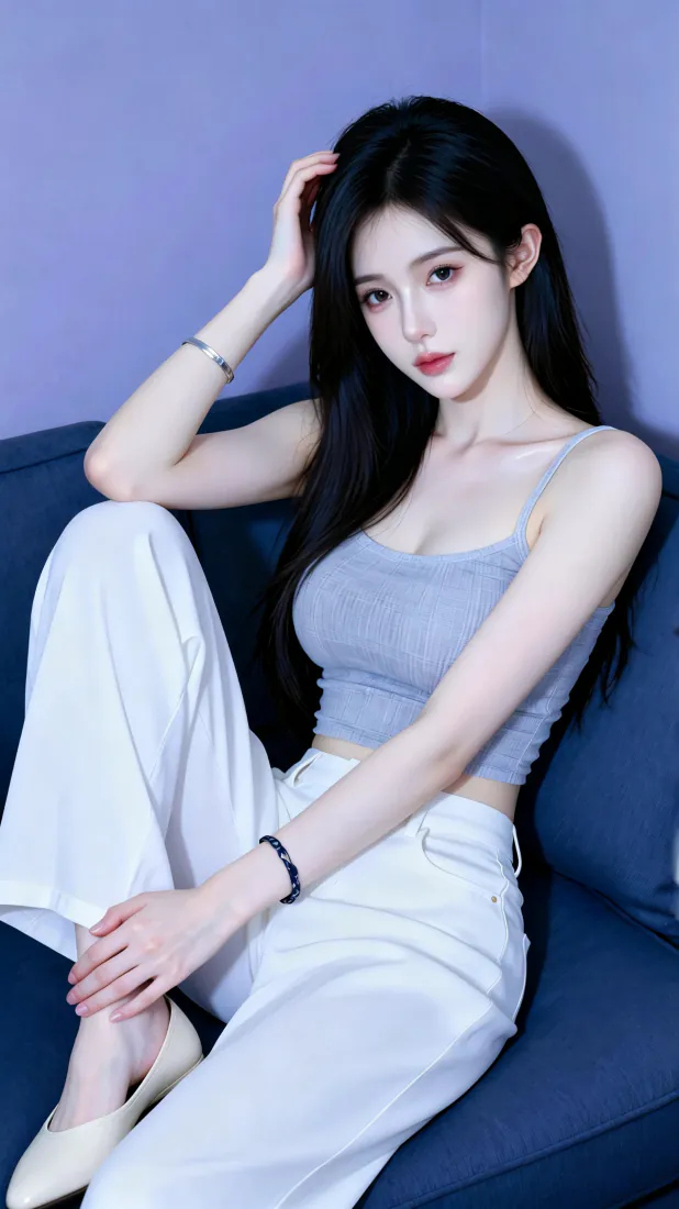 黑长发年轻女子坐蓝色沙发，穿灰色吊带白阔腿裤，背景为紫色墙面。