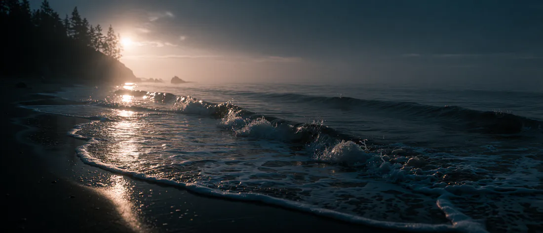 黄昏时分海浪轻拍沙滩，左侧松林逆光剪影，海面映着金色日光波光。