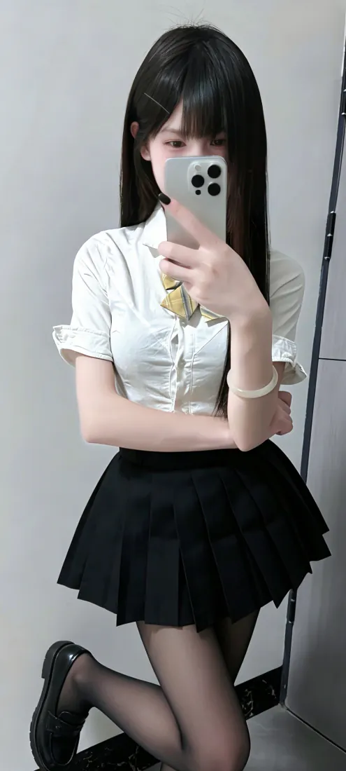 黑长直齐刘海女生穿JK制服对镜自拍，手机遮挡半脸，单腿屈膝站立。